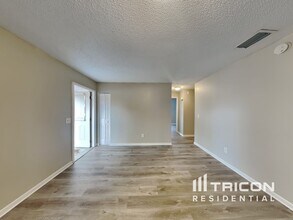 405 Silver Hill Dr in Valrico, FL - Building Photo - Building Photo