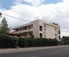 Oasis Apartments in Tucson, AZ - Building Photo - Building Photo