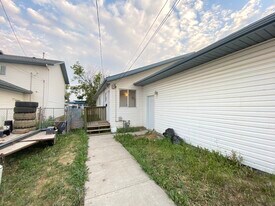 9910-9996 96 Ave in Grande Prairie, AB - Building Photo