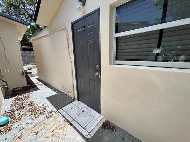 1872 NW 1st St in Miami, FL - Foto de edificio - Building Photo