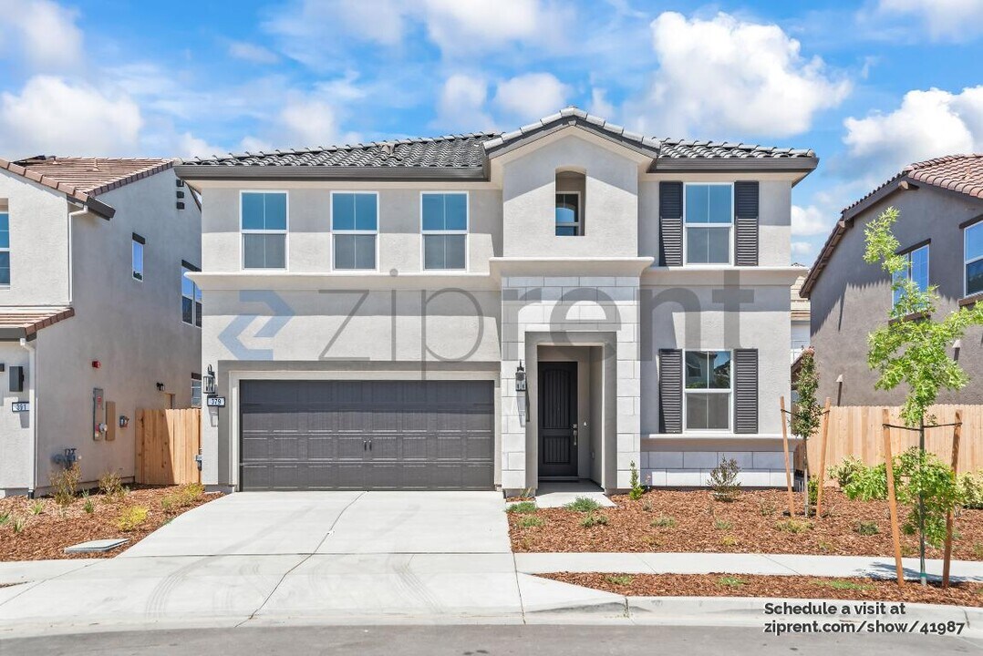 379 Monastery Dr in Lathrop, CA - Building Photo