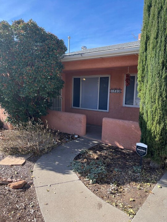 1705 Cagua Dr NE in Albuquerque, NM - Foto de edificio