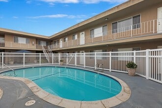 800 Meyer Lane in Redondo Beach, CA - Building Photo - Building Photo