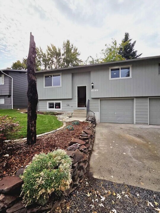 110 Eastridge Dr in East Wenatchee, WA - Building Photo
