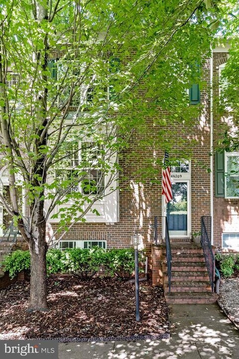 46209 Walpole Terrace in Sterling, VA - Foto de edificio