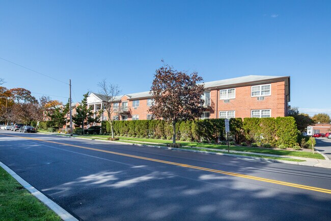 Imperial House in Rockville Centre, NY - Foto de edificio - Building Photo