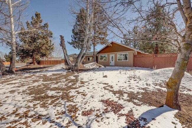 1975 NE Butler Market Rd in Bend, OR - Building Photo - Building Photo