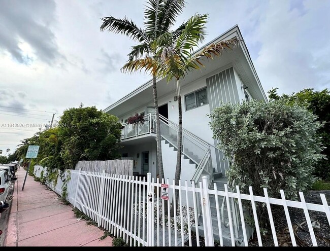 1050-1057 7th St in Miami Beach, FL - Foto de edificio - Building Photo