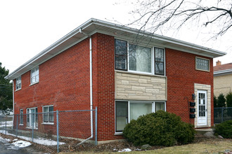 331 S Hale St in Addison, IL - Building Photo - Building Photo