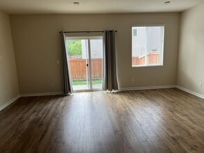 12178 SW Pond Ln in King City, OR - Building Photo - Building Photo