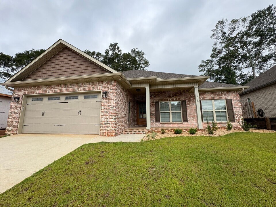 102 Georgetown Ave in Enterprise, AL - Foto de edificio