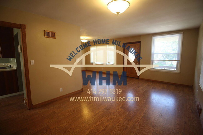 331 E Deer Pl in Milwaukee, WI - Building Photo - Building Photo