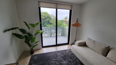 2533 NE 183rd St, Unit A1 in North Miami Beach, FL - Building Photo - Building Photo