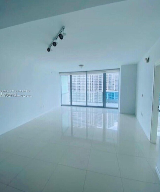 200 Biscayne Boulevard Way, Unit 3306 in Miami, FL - Building Photo - Building Photo