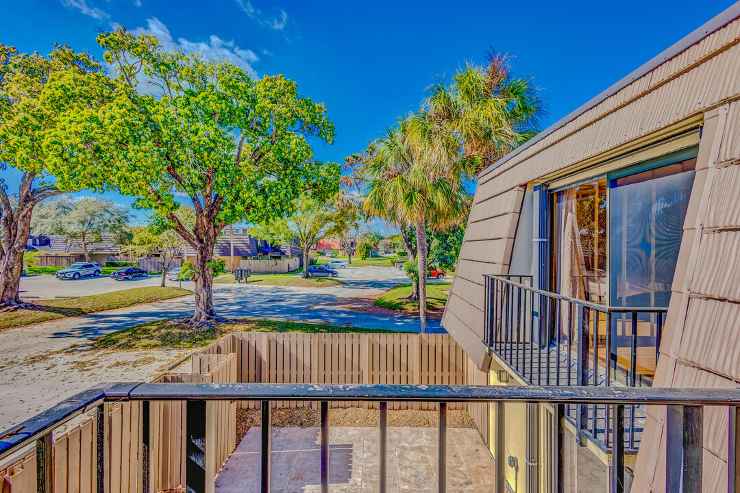 1124 11th Ct in Palm Beach Gardens, FL - Building Photo