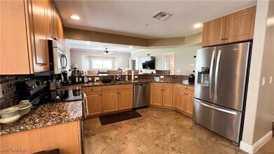 12111 Santaluz Dr, Unit 201 in Ft. Myers, FL - Building Photo - Building Photo