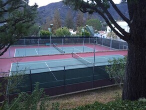 17113 Palisades Cir in Pacific Palisades, CA - Foto de edificio - Building Photo