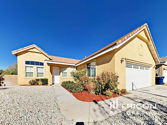 733 Pino Ave in Lancaster, CA - Building Photo - Building Photo