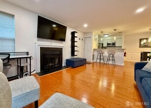 76 Crosspointe Dr in East Brunswick, NJ - Building Photo - Building Photo