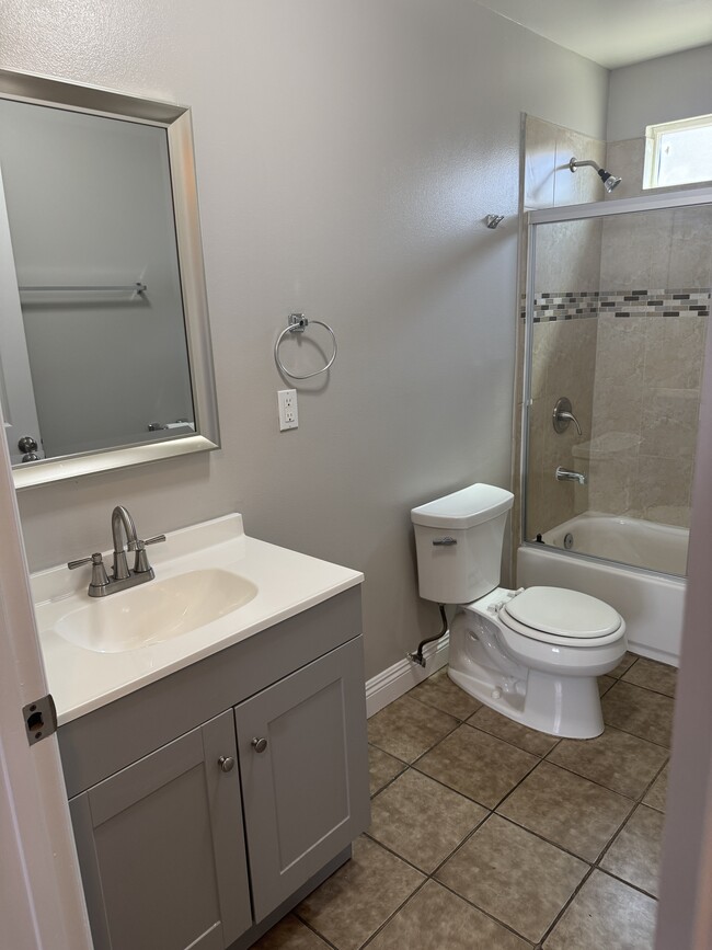 430 1/2 W 59th Pl, Unit 430 in Los Angeles, CA - Building Photo - Building Photo
