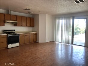 20801 Roseton Ave-Unit -D in Lakewood, CA - Foto de edificio - Building Photo