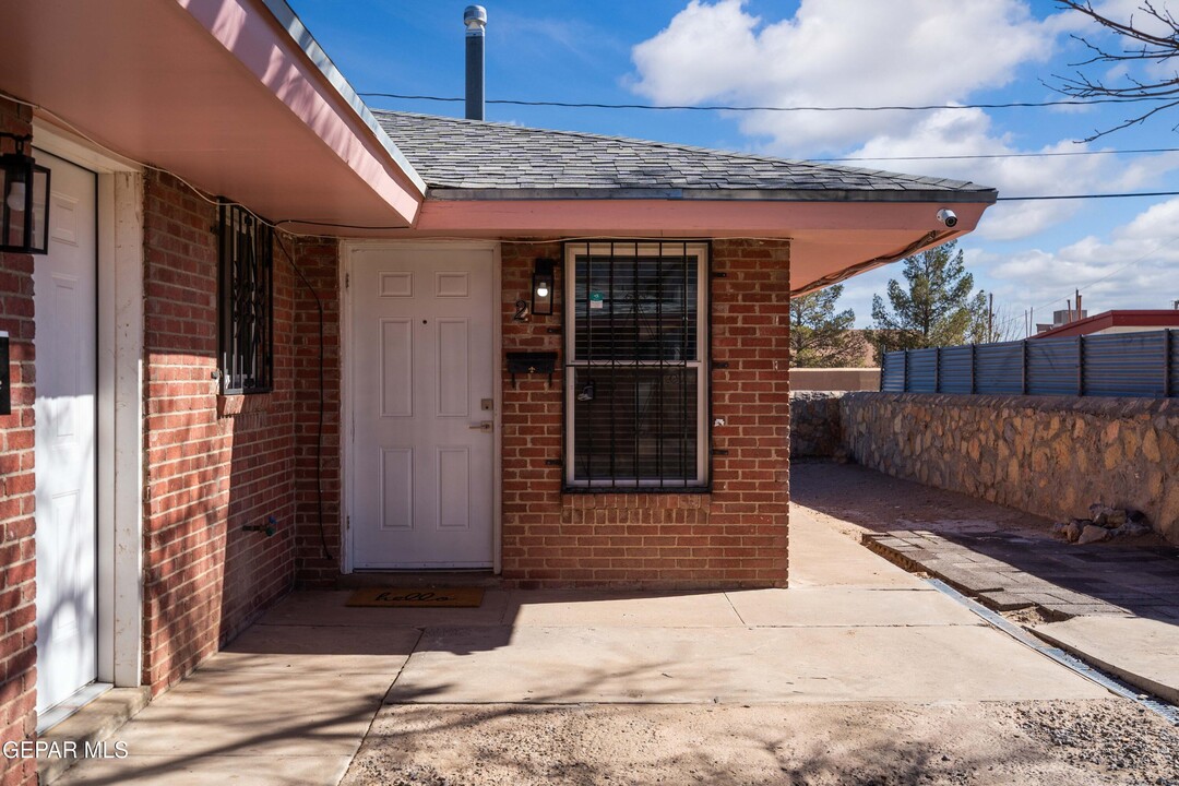 8944 Robert Dr in El Paso, TX - Foto de edificio