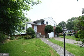 2016 Cascade Rd in Silver Spring, MD - Building Photo - Building Photo