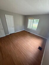 8120 Gardner Ln in Berkeley, MO - Foto de edificio - Building Photo