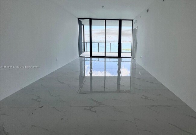 700 NE 24th St in Miami, FL - Building Photo - Building Photo