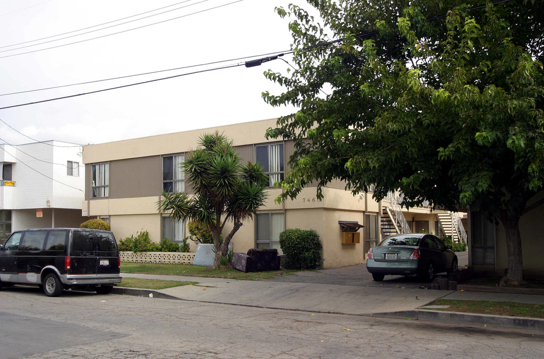 7460 Canby Ave in Reseda, CA - Building Photo