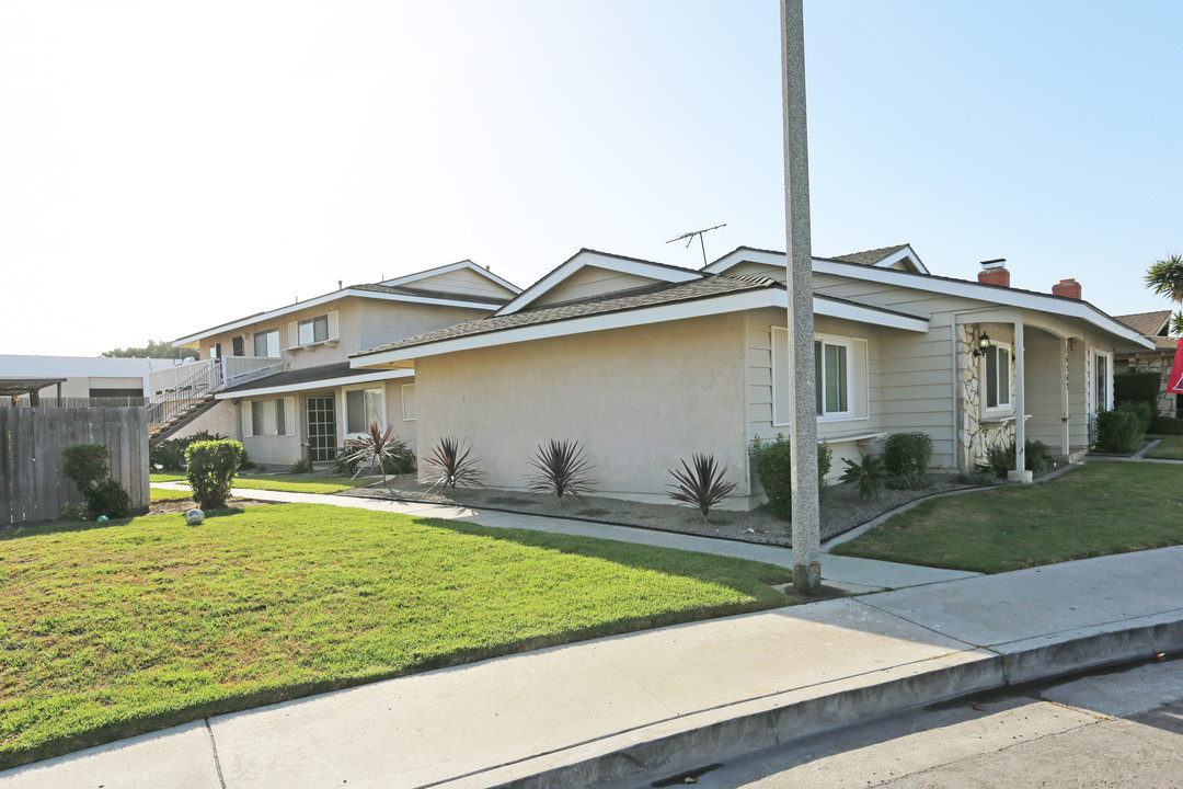 16562 Delton Cir in Huntington Beach, CA - Building Photo