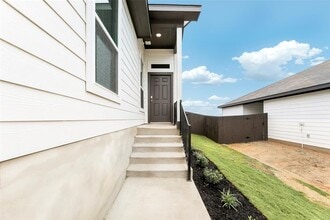 185 Schrader Dr in Buda, TX - Foto de edificio - Building Photo