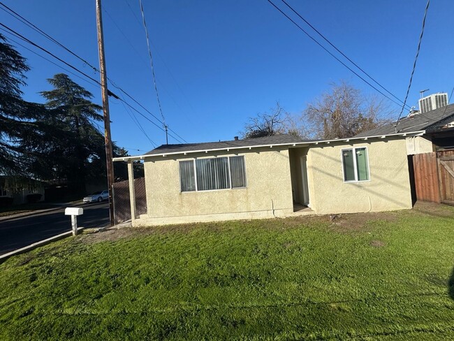 1446 Minnewawa Ave in Clovis, CA - Building Photo - Building Photo