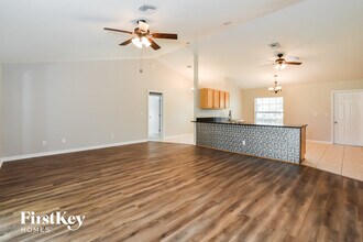 207 Shannon Ln in Lady Lake, FL - Foto de edificio - Building Photo