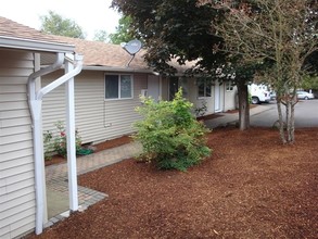 Courtney Road Townhomes in Milwaukie, OR - Building Photo - Building Photo