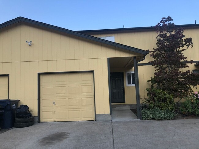 226 S 59th St in Springfield, OR - Building Photo - Building Photo