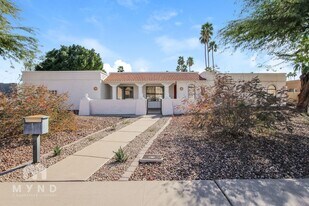 7043 E Hearn Rd in Scottsdale, AZ - Building Photo
