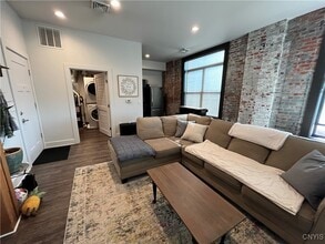 800 N Clinton St in Syracuse, NY - Building Photo - Building Photo