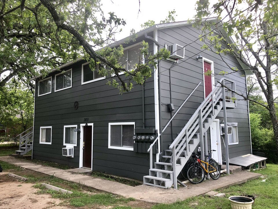 303 Cooner St in College Station, TX - Building Photo