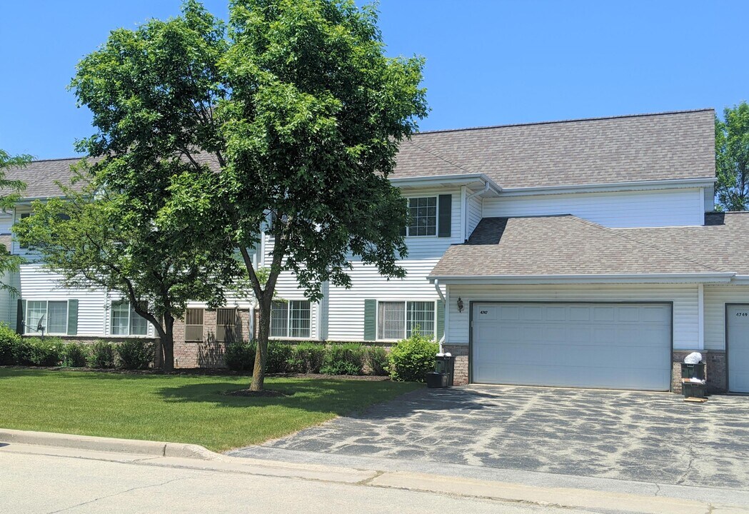 4747 S Forest Point Blvd in New Berlin, WI - Building Photo