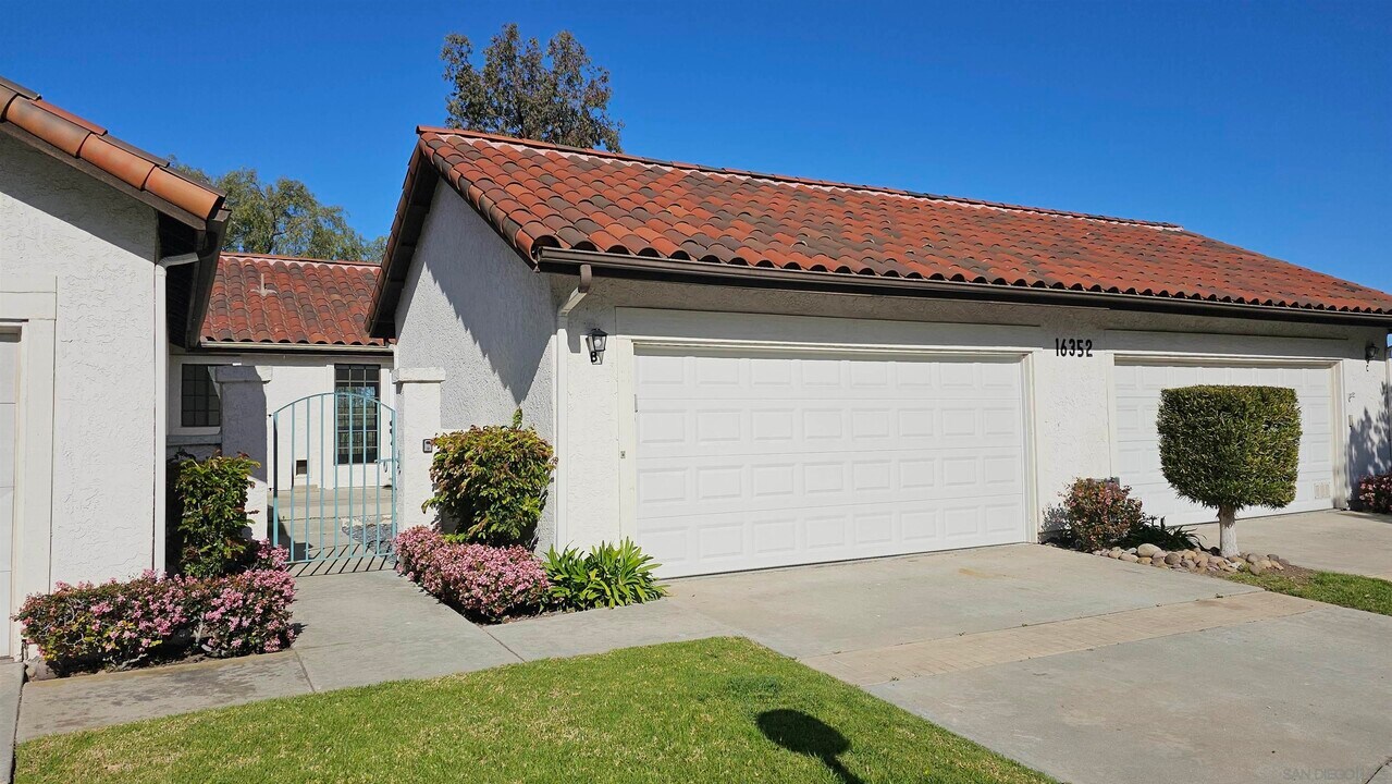 16352 Avenida Venusto in San Diego, CA - Building Photo