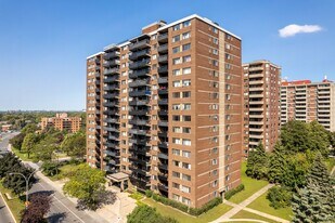 Le Montpellier in Montréal, QC - Building Photo