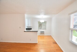 11143 Aqua Vista St, Unit 04 in Los Angeles, CA - Foto de edificio - Building Photo