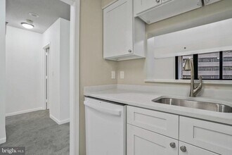 1805 Crystal Dr in Arlington, VA - Building Photo - Building Photo