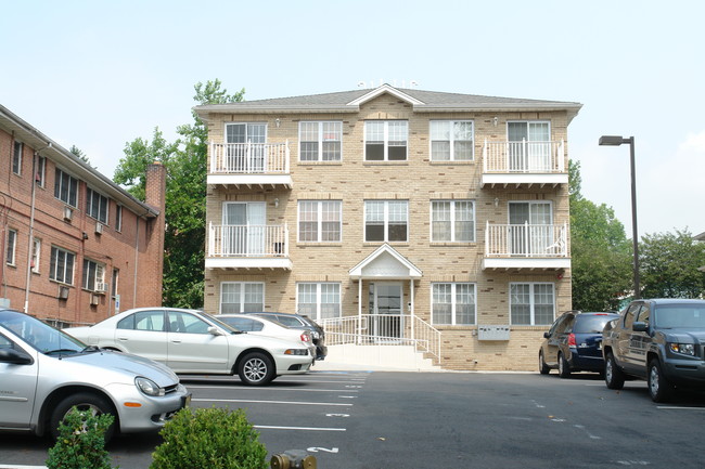 109-111 W Jersey St in Elizabeth, NJ - Building Photo - Building Photo