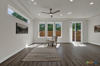 104 Creekside Trail in Kyle, TX - Foto de edificio - Building Photo