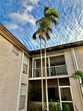 10383 N Kendall Dr in Miami, FL - Building Photo - Building Photo