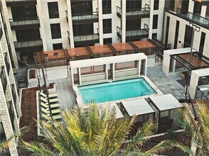 2460 E Serene Ave in Henderson, NV - Foto de edificio - Building Photo