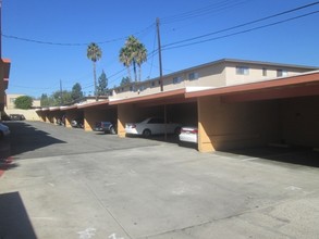 Sandpiper Apartments in Whittier, CA - Foto de edificio - Building Photo