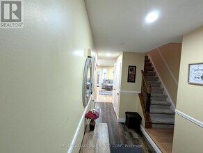 1 Royalwood Ct in Hamilton, ON - Building Photo - Building Photo